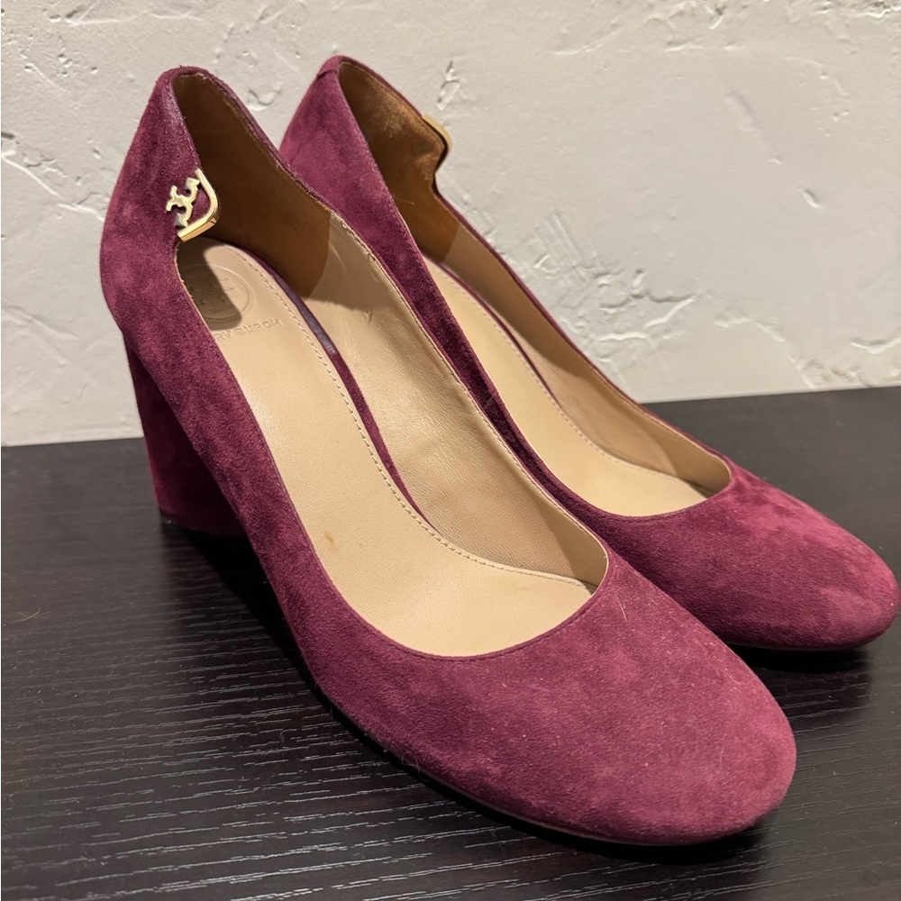 Tory Burch Elizabeth Round Toe Wine Suede Pump